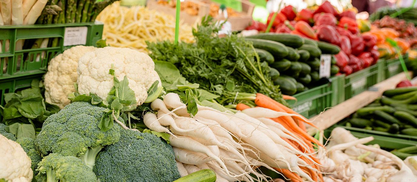 Karotten und Karfiol auf einem Marktstand