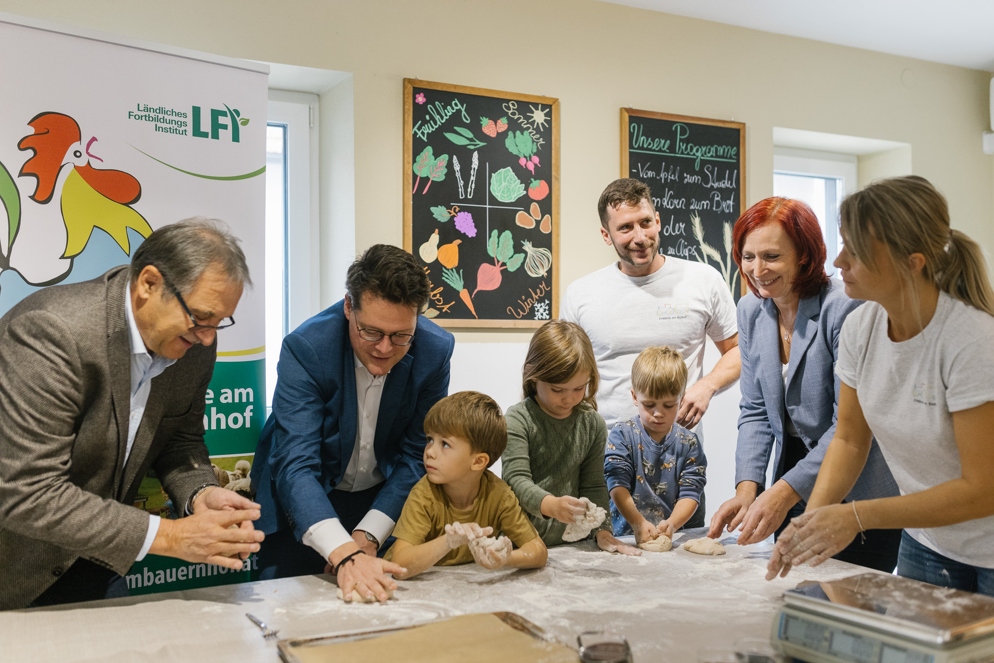 Schule am Bauernhof, Semmeln backen mit Erwachsenen und Kindern am Biohof Radl