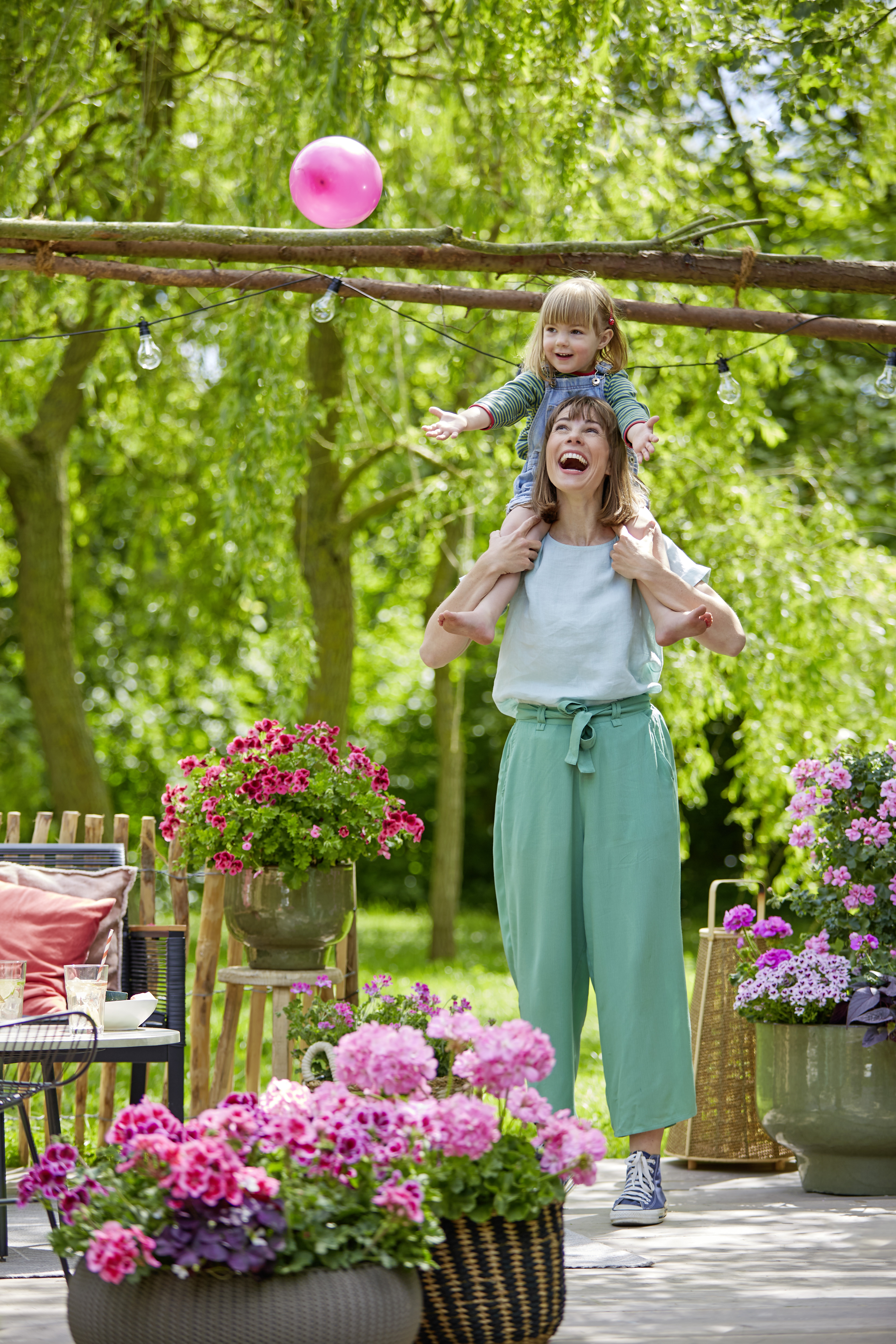 Mutter mit Kind im Garten