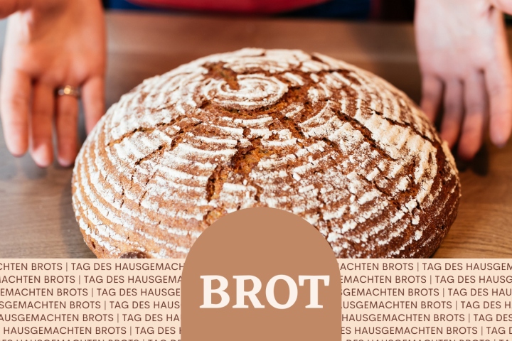 Ein Brotlaib mit Händen auf einem Tisch