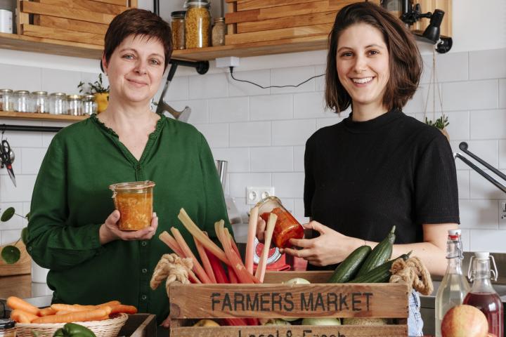 Angelika und Katrin Herret in der Glashausküche